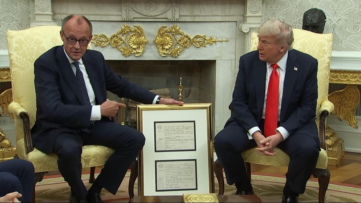 Aranyozott ajándékot kapott Trump a német kancellártól
