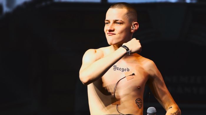 Páros lábbal szállt bele zenésztársa a magyar rapperbe
