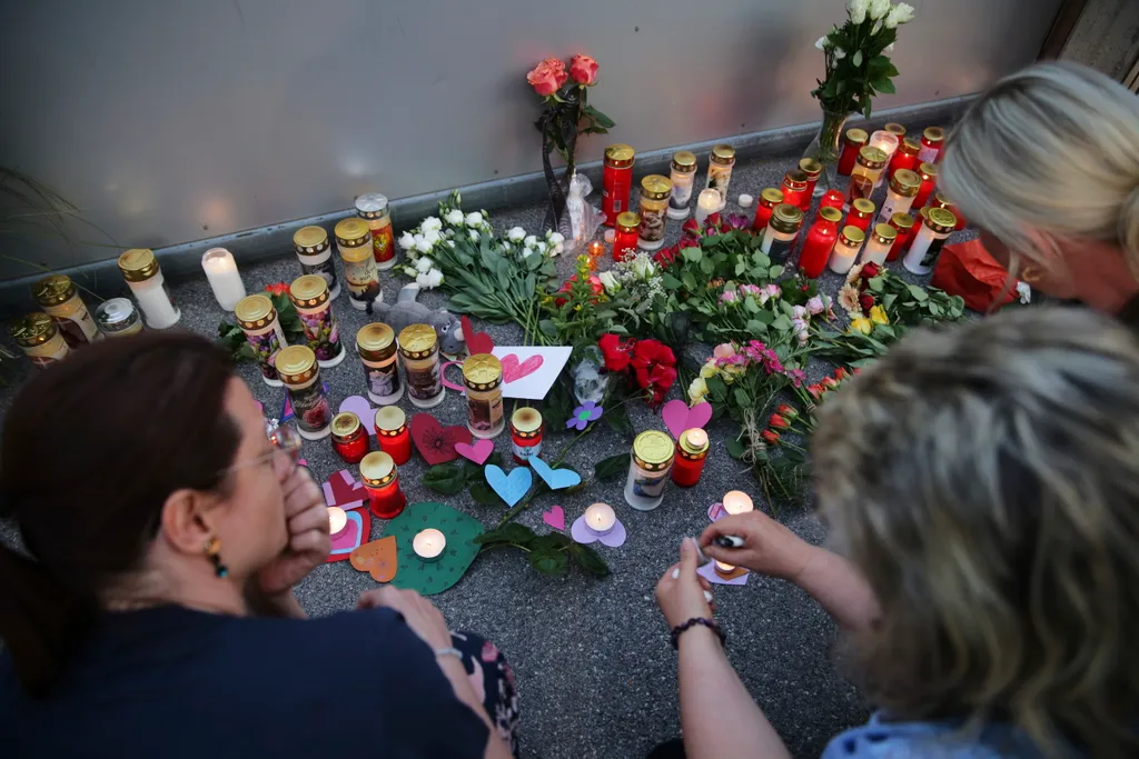 Graz, 2025. június 10.
Leróják kegyeletüket az áldozatok előtt emberek a helyszínnél 2025. június 10-én, miután egy grazi középiskolában lövöldözött egy volt tanuló, és tíz embert megölt, majd magával is végzett. Sok sebesült kórházi ápolásra szorul.
MTI/