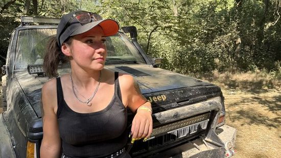 Szabina, ha kell, arcán angyali mosollyal szereli a sárban ragadt, több tonnás terepjáróját