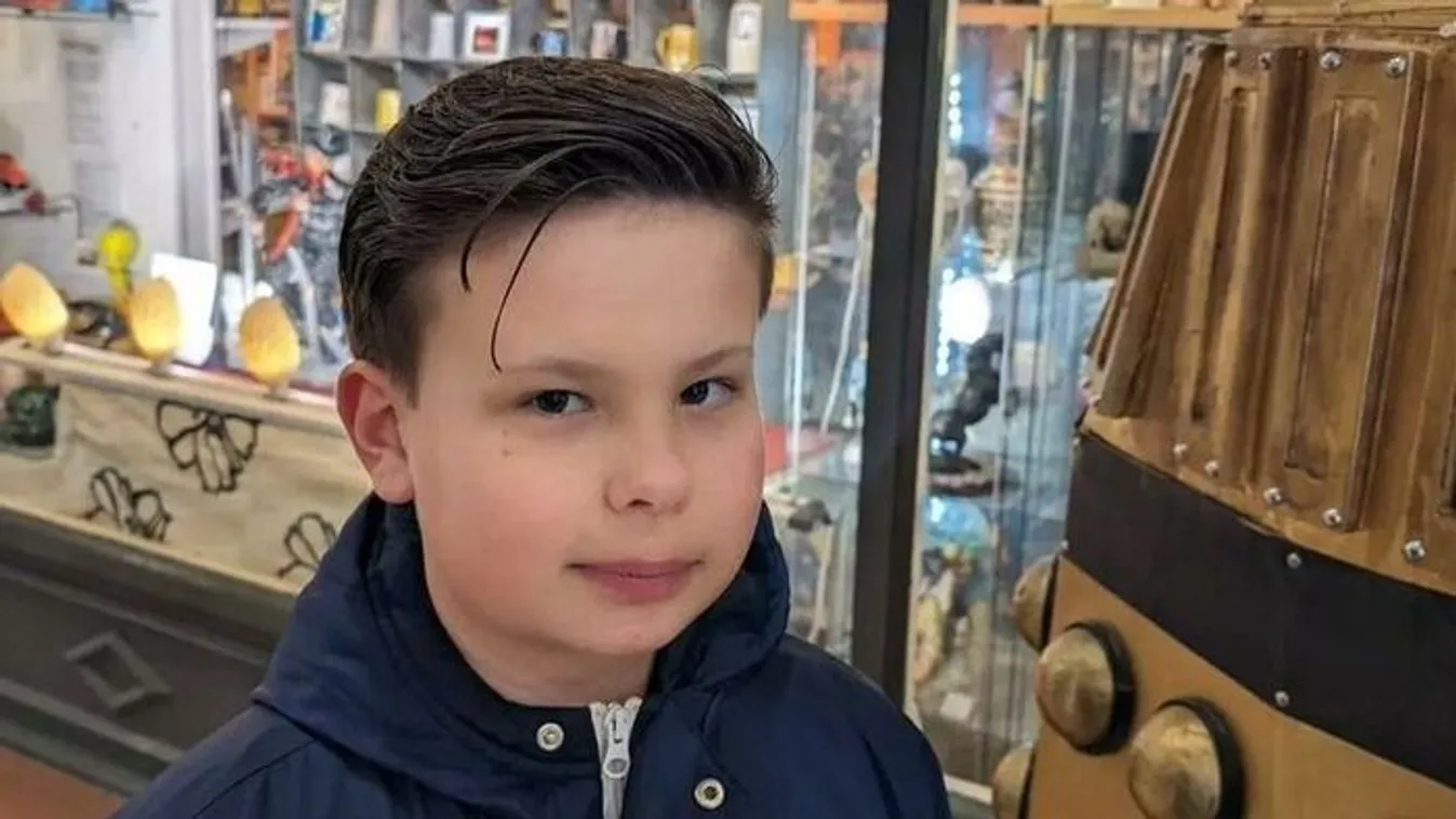 Kétségbeesett szülei karjai közt halt meg a 13 éves kisfiú