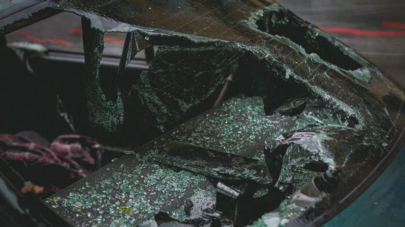 Nem akárki hajtott bele a család autójába, a kisfiú meghalt