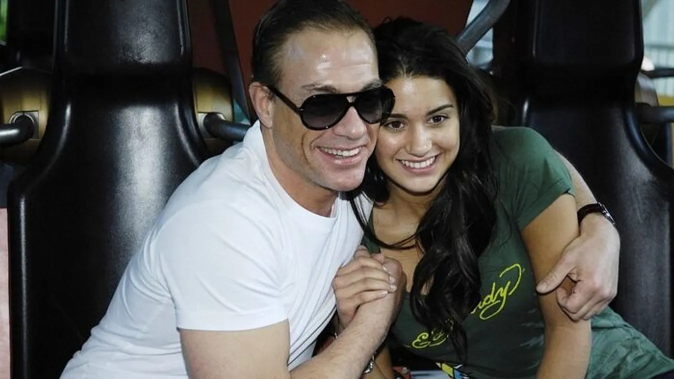 Van Damme lánya falatnyi bikiniben szaunázott