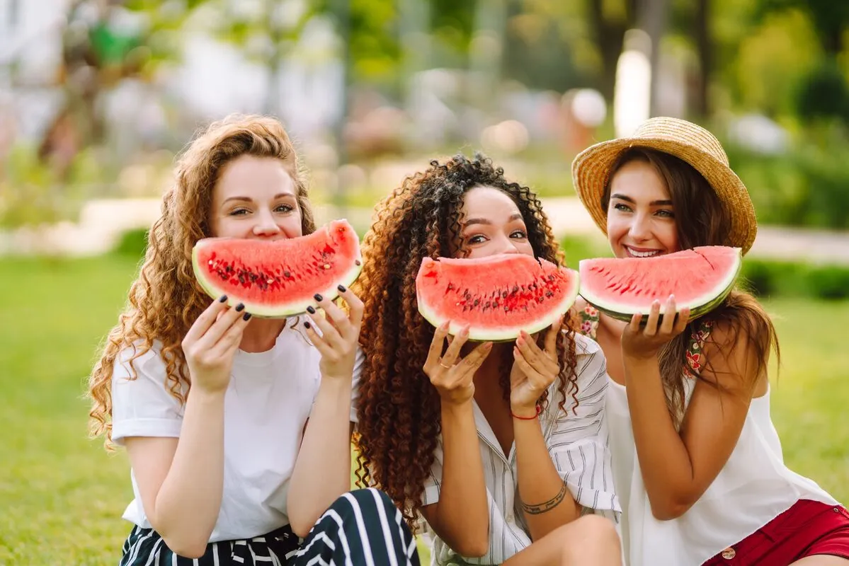 Görögök Three,Beautiful,Young,Girls,Have,Fun,Together,And,Eating,Watermelon