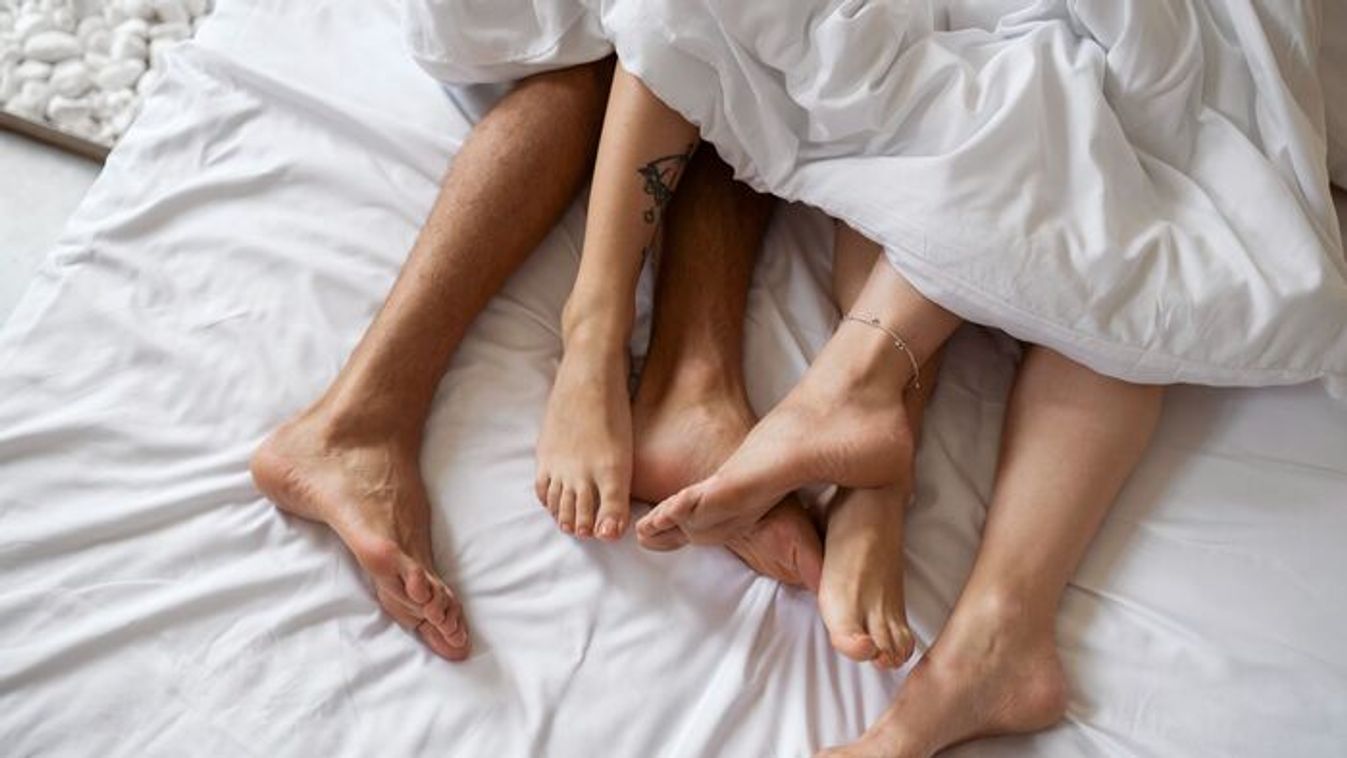 Bizarr kapcsolat: a nő választja ki, hogy a vőlegénye kivel csalja meg