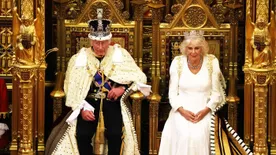 Kikotyogta a szájról olvasó: erről beszélt egymással Károly és Kamilla a születésnapi felvonulásán