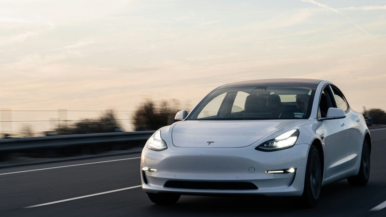Megmutatta a villanyszámláját egy Tesla tulajdonosa, az emberek értetlenül állnak előtte Kép