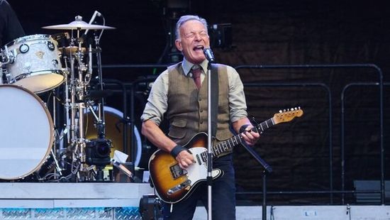 Most jött: hatalmas fémdarab esett a közönségre, többen is megsérültek Bruce Springsteen koncertjén