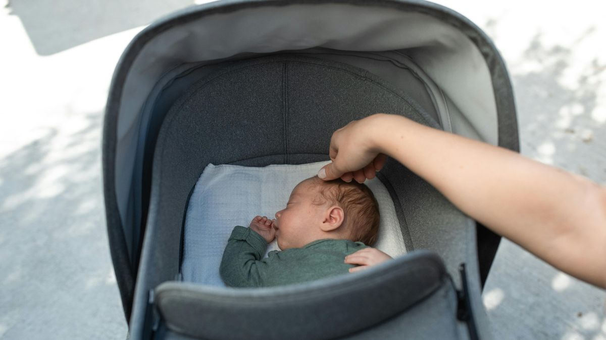 Hátborzongató: Lazán elsétált, majd a kisfiút a babakocsiban hagyta egyedül a megkéselt édesanya mellett!