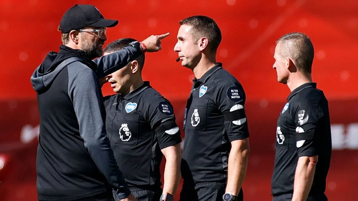 Szoboszlai exedzője, Klopp (balra) többször is felháborító ítéletek miatt reklamált Coote-nál (középen)