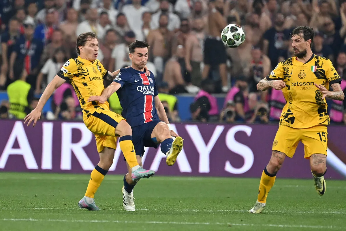 Acerbi (jobbra) és az Inter nem tudta megállítani a PSG játékosait