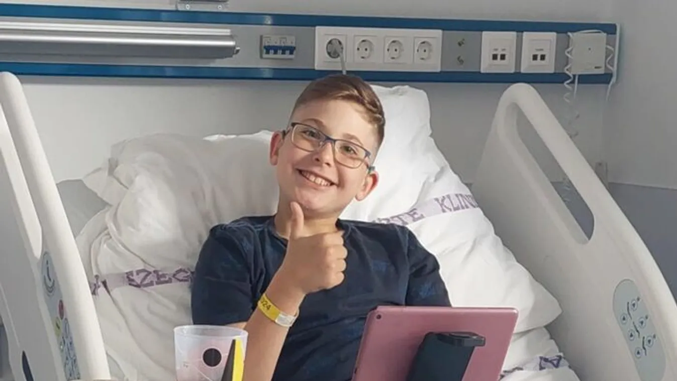 Történelmi lépés Szegeden: újra hallhat egy kisfiú