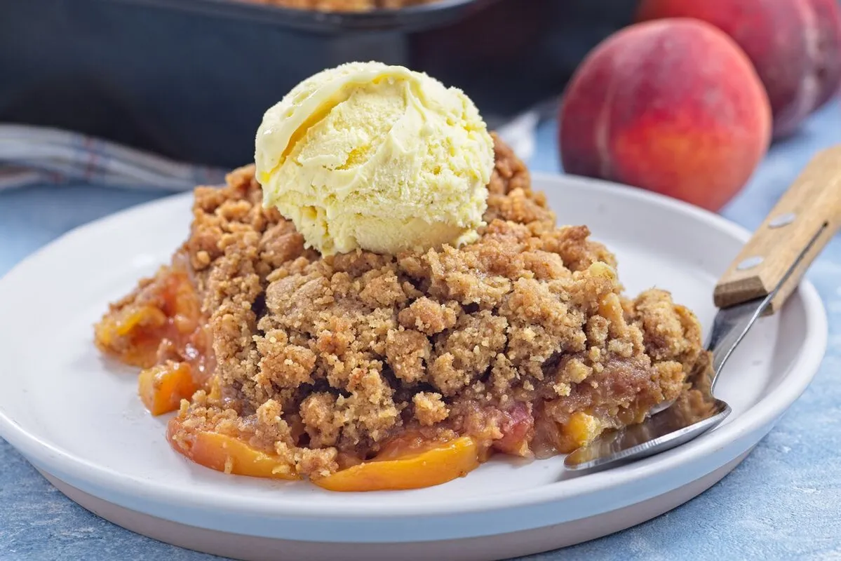 Barackos morzsasüti Peach,Crisp,Or,Cobbler,On,Plate,With,Scoop,Of,Vanilla