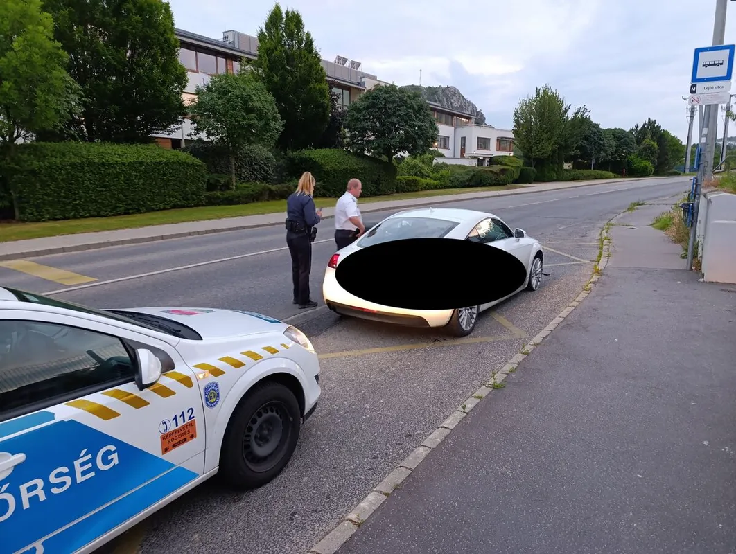  meztelenül vezette autóját egy férfi Budaörsön