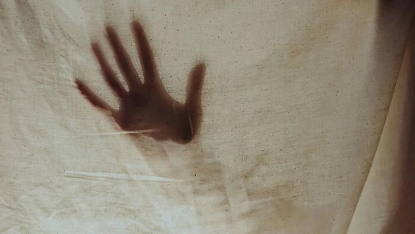 Szellem jelzett a túloldalról: sikoltoztak a gyerekek