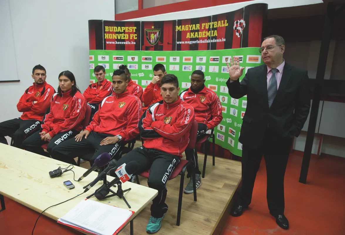 George F. Hemingway 2015 februárjában kilenc légiós szerződtetését jelentette be a Magyar Futball Akadémia felirata előtt