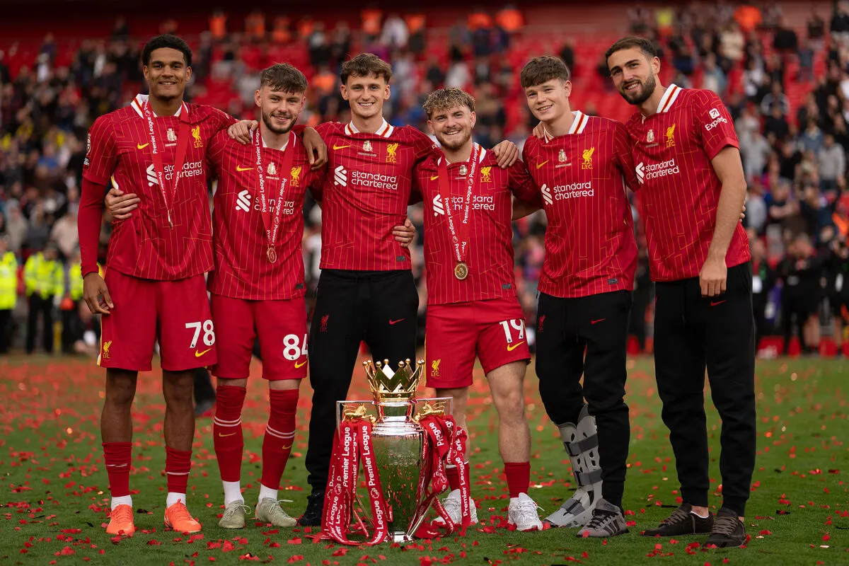 A Liverpool saját nevelésű játékosai a Premier League-trófeával, Jarell Quansah (balra) minden bizonnyal nem az egyetlen távozó lesz a sorból