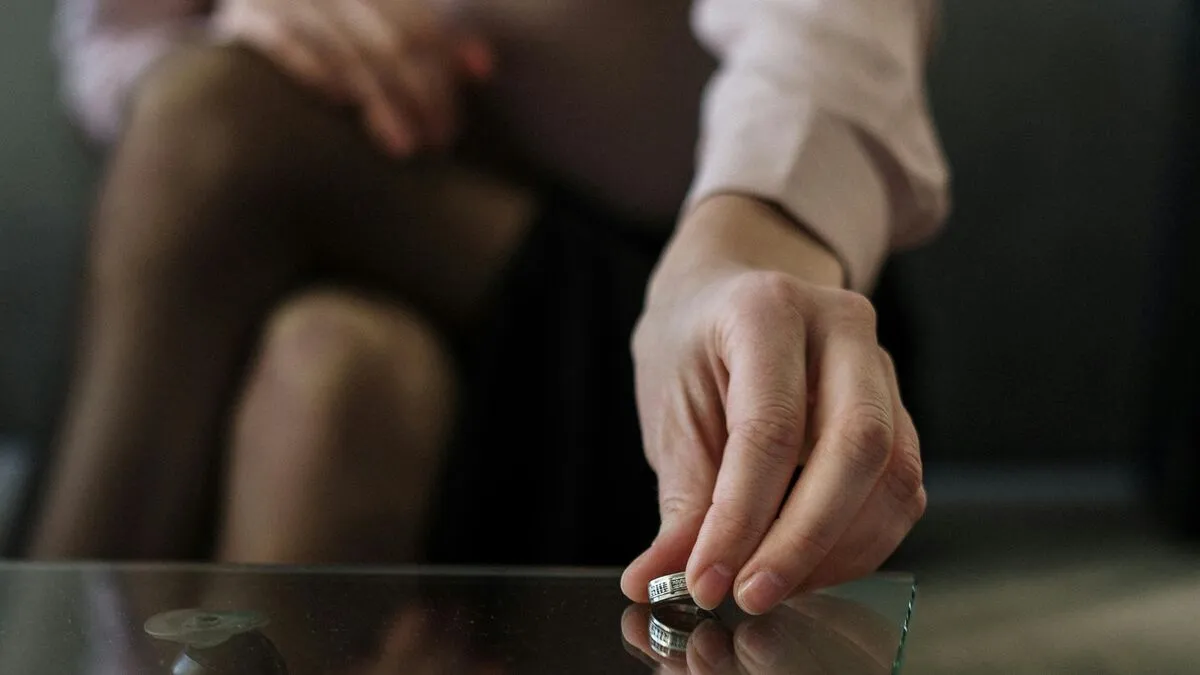 két volt férjével él egy háztartásban