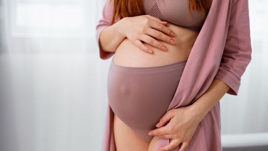 Csak 21 éves, de már mostohaanyja egy 16 éves lánynak – Most babát vár a 44 éves pasijától!