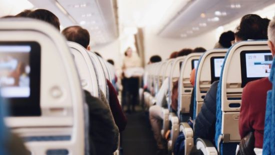 Ijesztő ok: ezért ne cserélj soha helyet egy idegennel a repülőn!