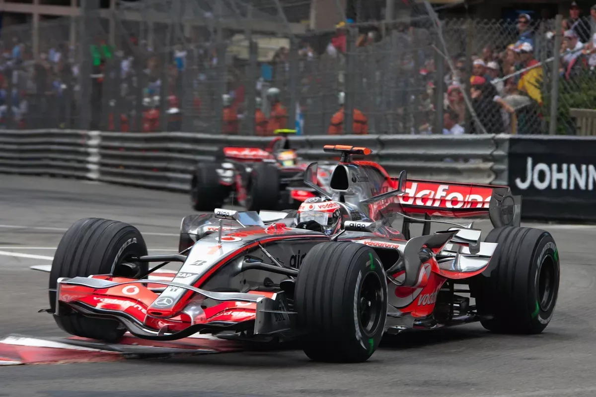 Fernando Alonso és Lewis Hamilton egymással való rivalizálása kivett egy vb-címet a McLaren zsebéből