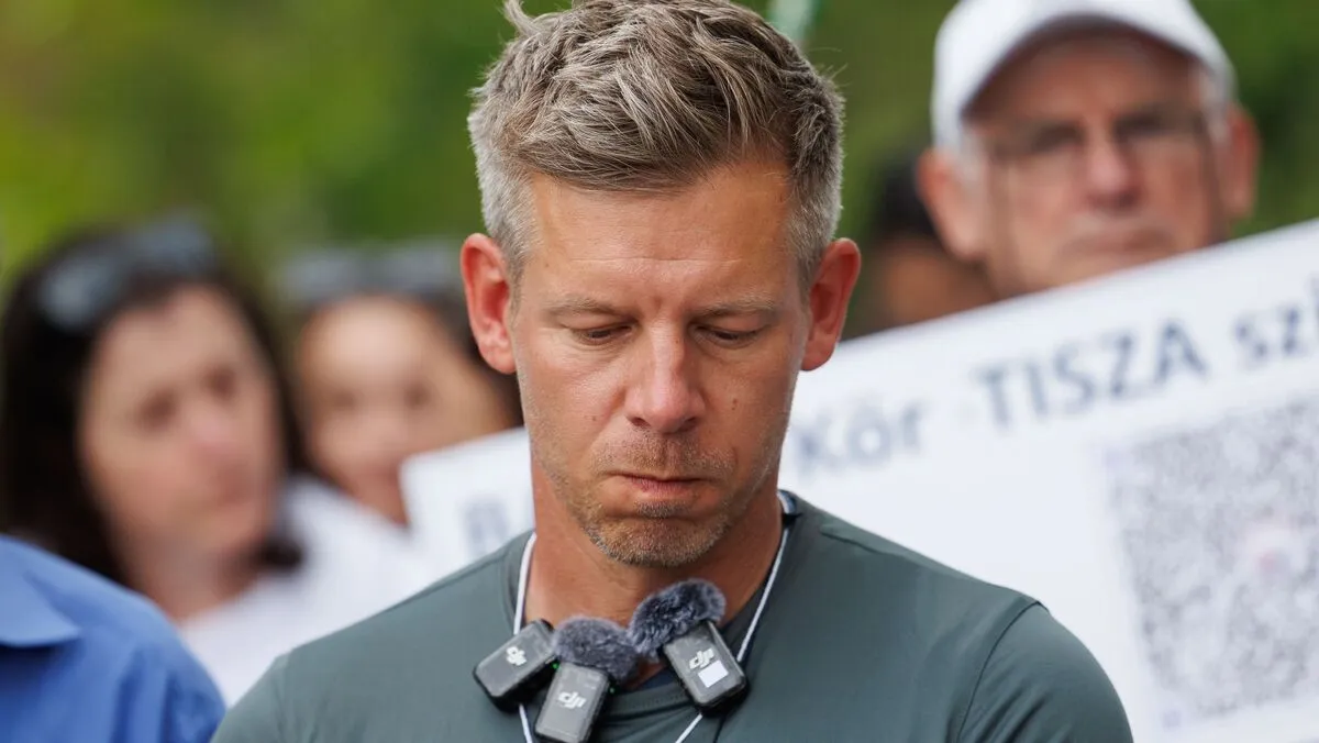 Magyar Péter Egymillió lépés a békéért és a nemzeti összefogásért elnevezésű országjárása