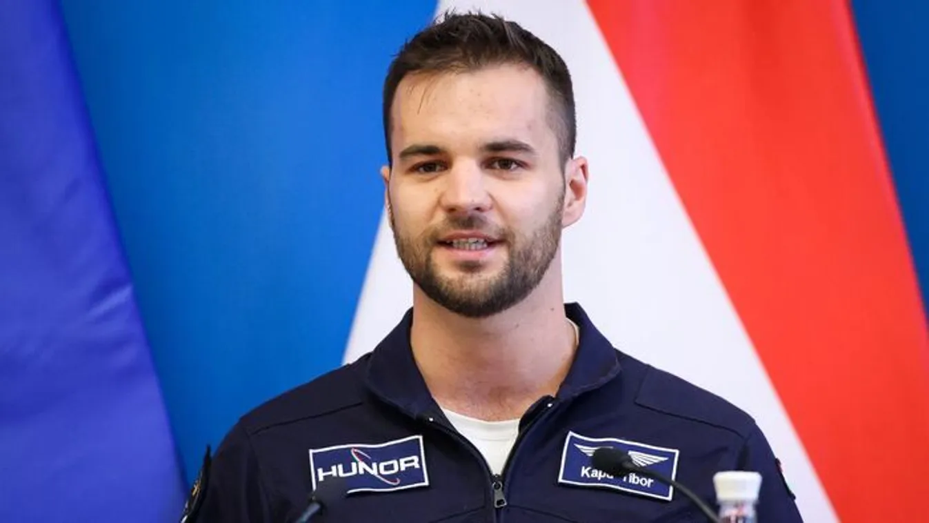 Kapu Tibor egy nagyon különleges pólót visel