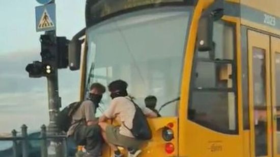 Az életét kockáztatta két fiatal egy jó poénért a 4-6-os villamoson – videó