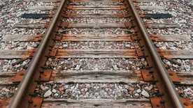 Vonat elé hajtott egy kocsi, térdre rogyott a vasúti közlekedés