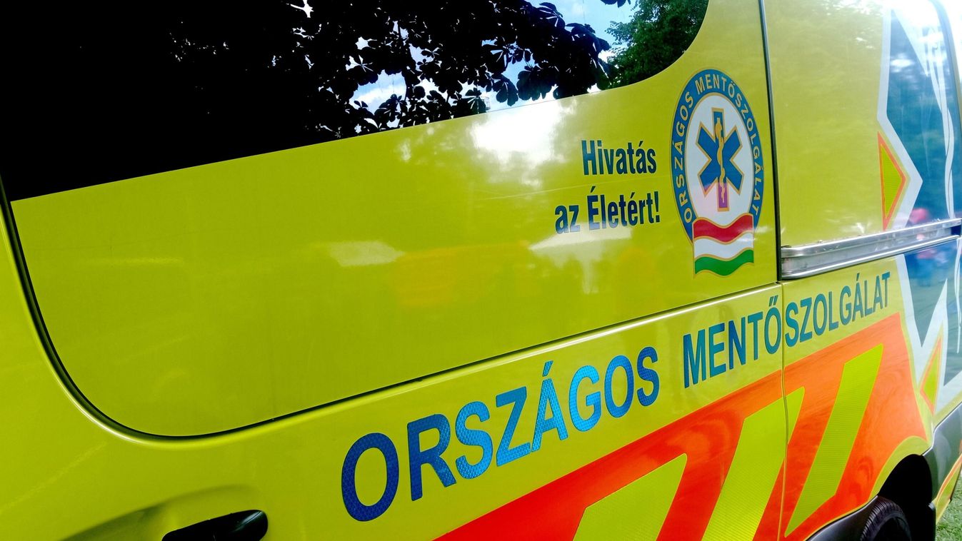 Nagy a baj: durva baleset történt a Dózsa György úton, mentők a helyszínen
