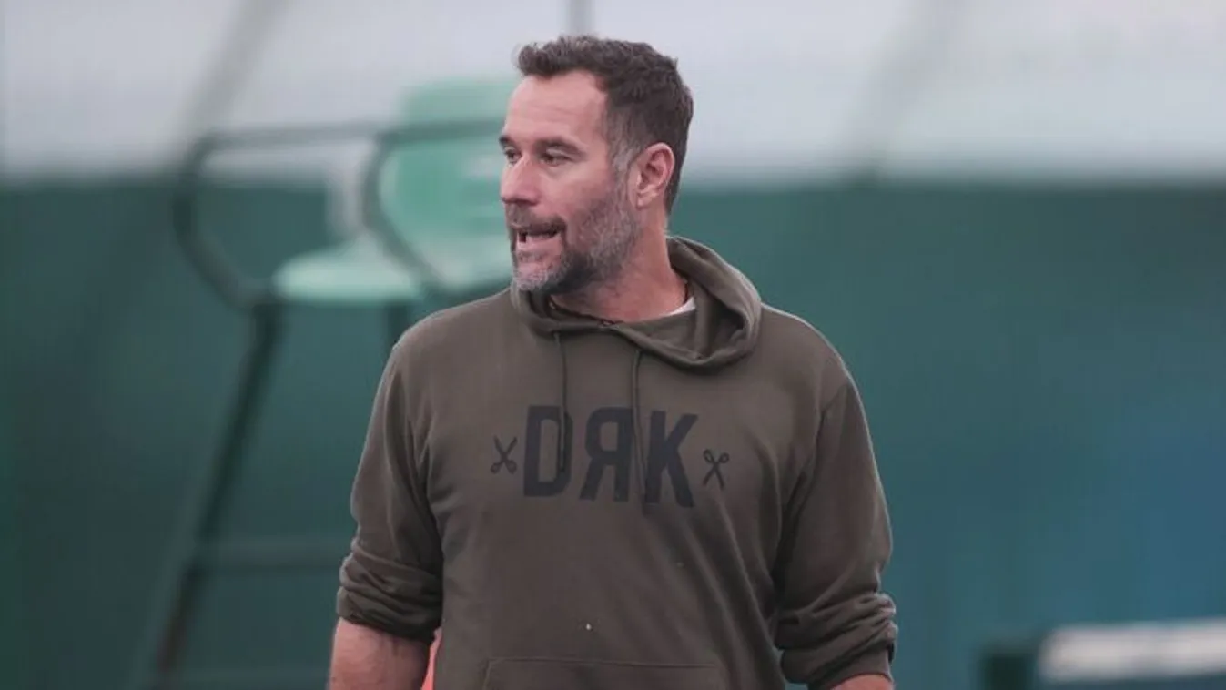 Noszály Sándorra a barátai vigyáznak