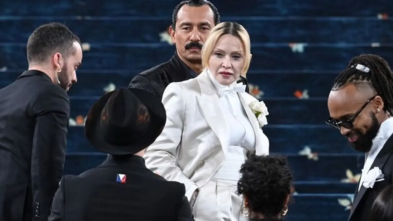 Madonna padlót fogott: kiderült, hogy rokonok a pápával