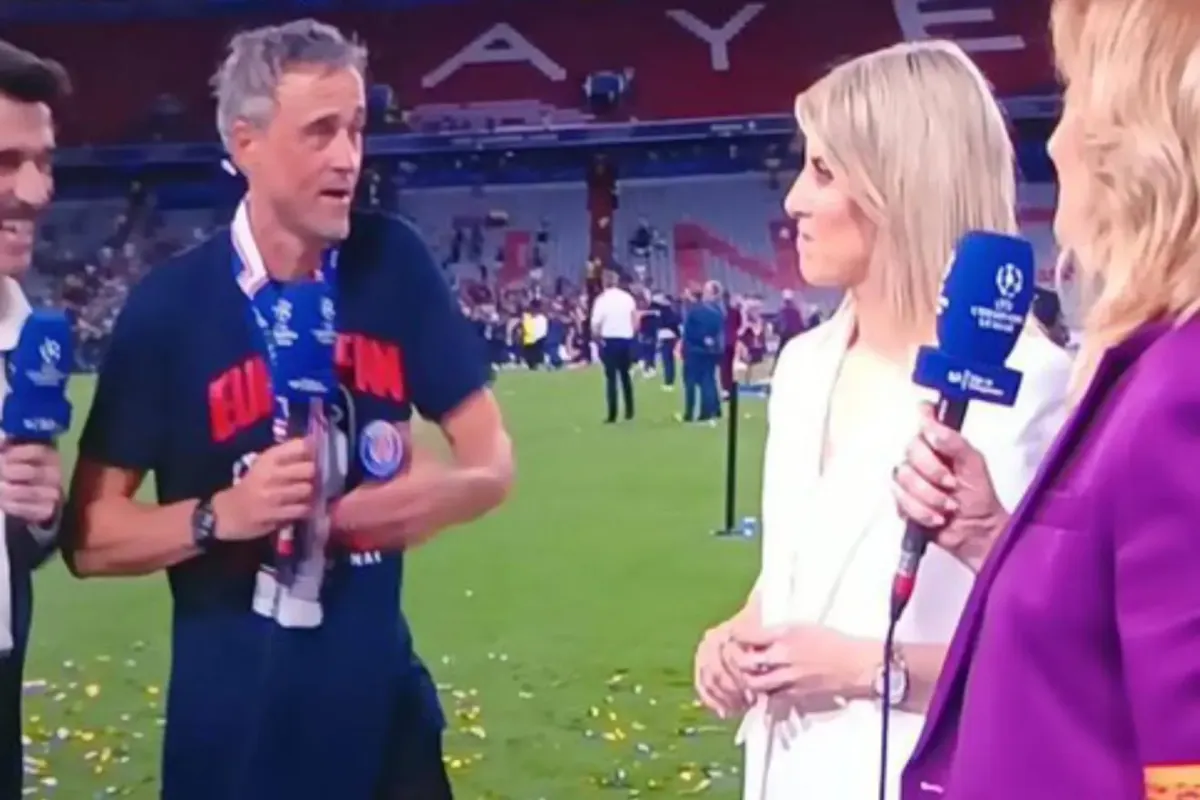 Luis Enrique az interjú közben, lilában Susana Guasch