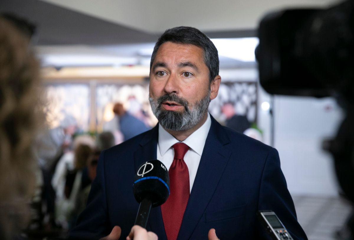 zajlik az aláírásgyűjtés és a nemzeti konzultáció