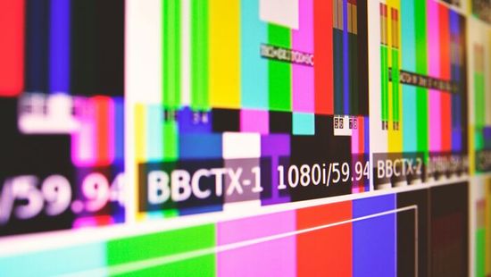 Bombatámadás érte a tévét, félbeszakadt az adás – Videó