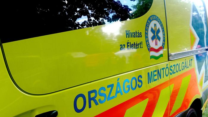 Baleset történt a Dózsa György úton, mentők a helyszínen
