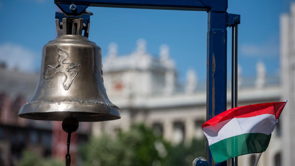 Jakab István, az Országgyűlés alelnöke fogadta Budapesten a Békeharangot
