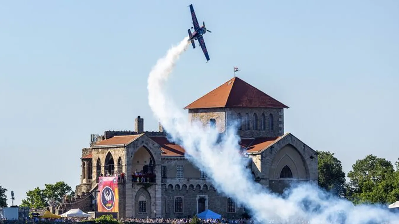 Látványos fotókon Besenyei Péter nagy produkciója