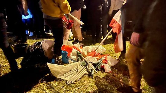 Földre hajigálták a magyar zászlókat Magyar Péter eseménye után a tiszások