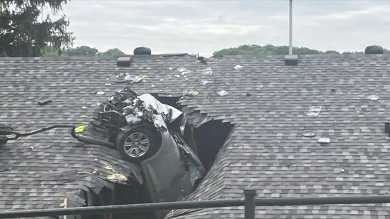 Döbbenetes baleset: a ház tetejére zuhant egy kocsi