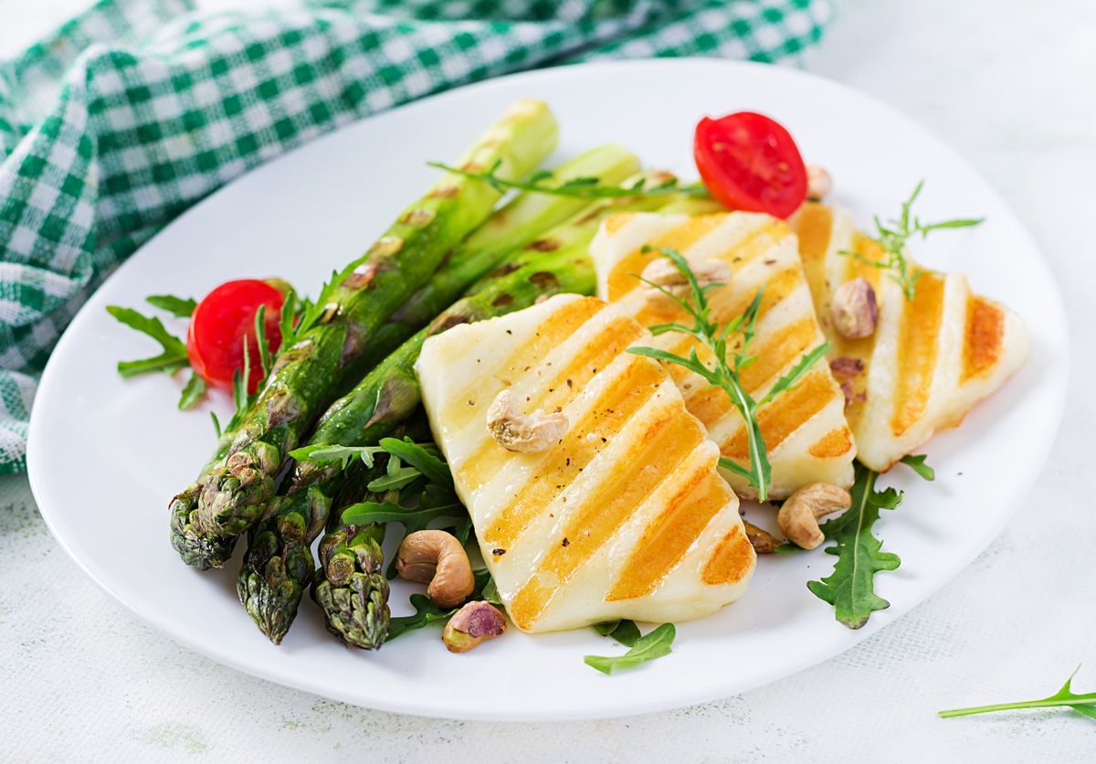 4 sajt Grilled,Halloumi,Cheese,Salad,With,Tomatoes,And,Asparagus,On,Plate