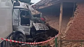 Megrázó fotók: kamion csapódott egy 17 éves lány szobájába, romokban a családi ház