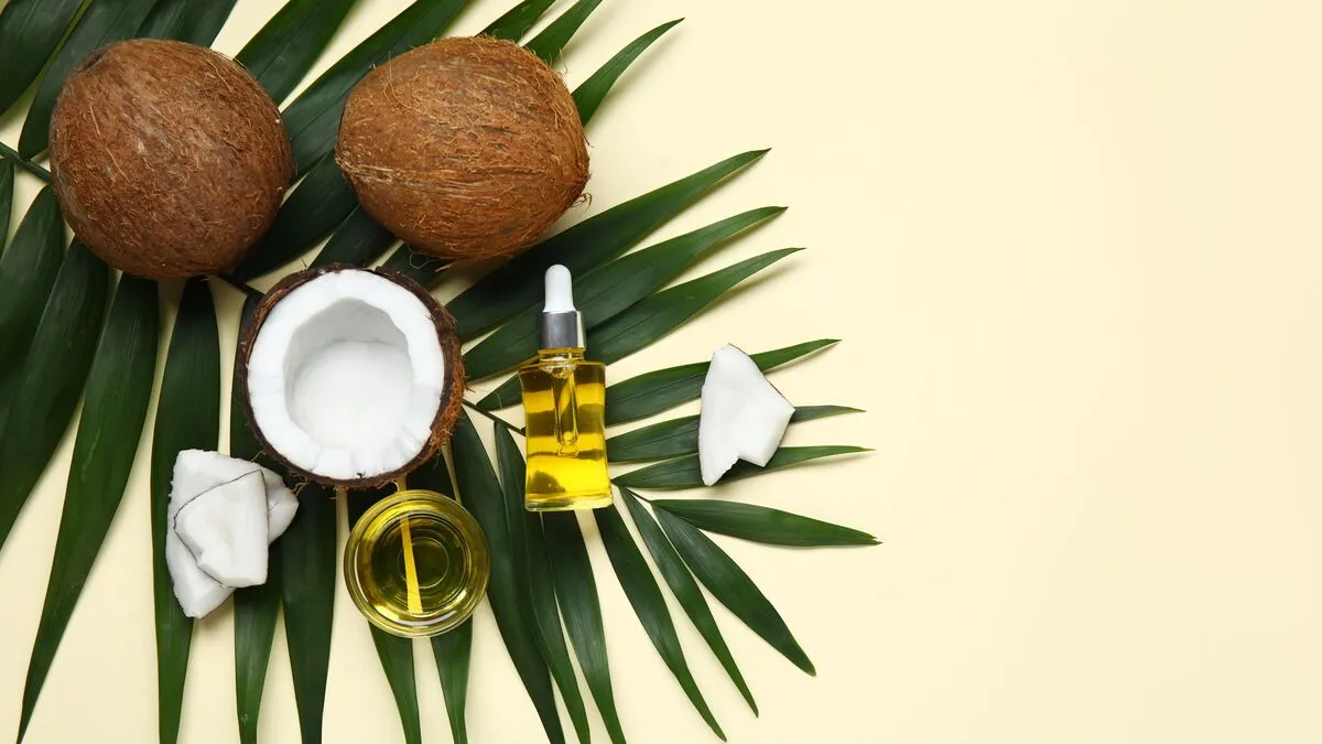 Bowl,And,Bottle,Of,Coconut,Cosmetic,Oil,With,Palm,Leaf