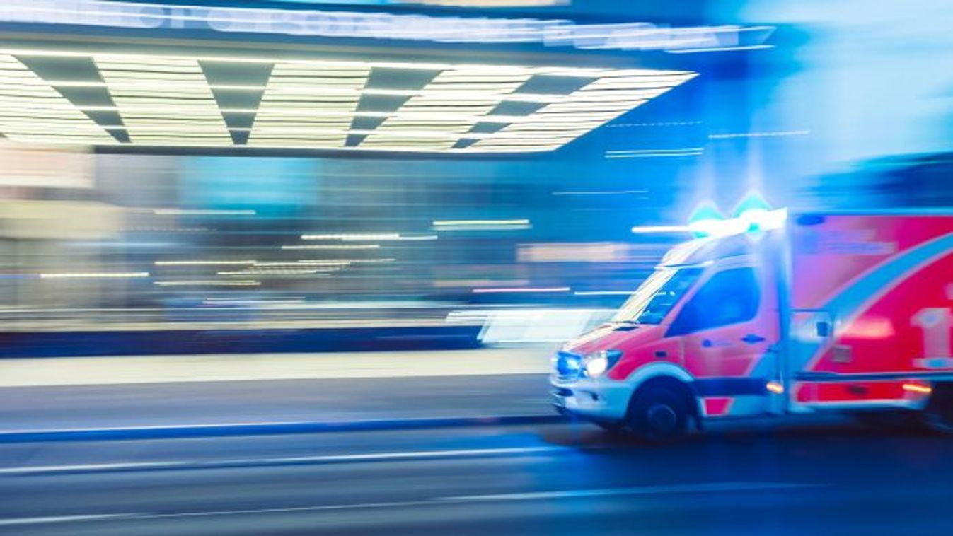 Rohantak a mentők: két autó ütközött Miskolcon