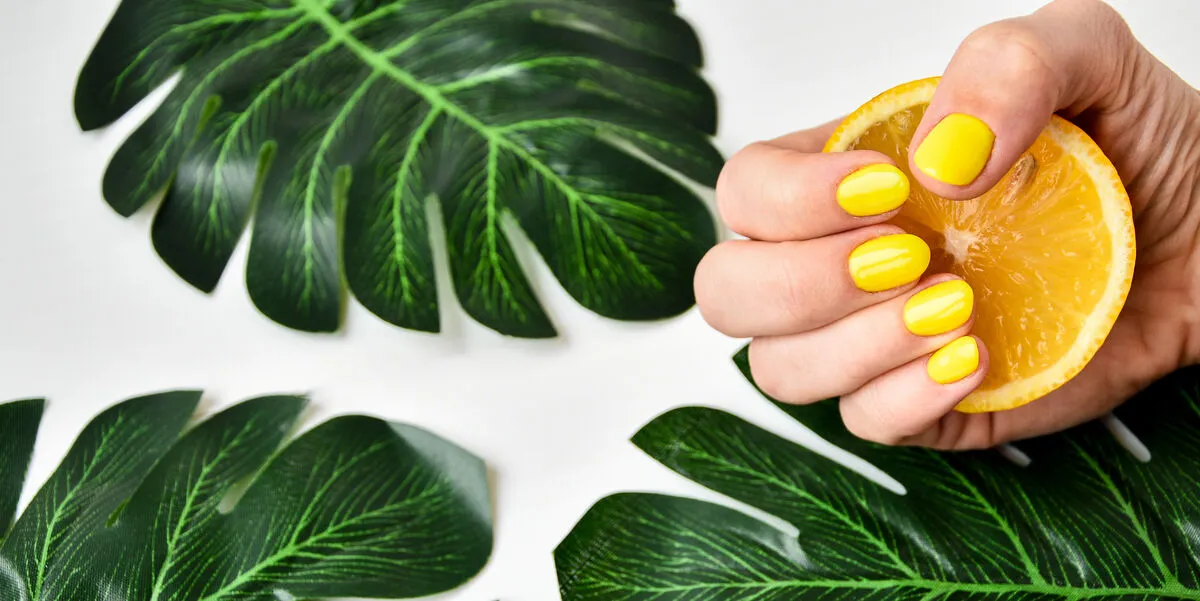 Manikűr Female,Hand,With,Yellow,Nail,Design,Holding,Fresh,Lemon.,Yellow
