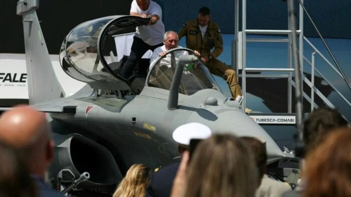 A francia miniszterelnök beszorult egy vadászgépbe