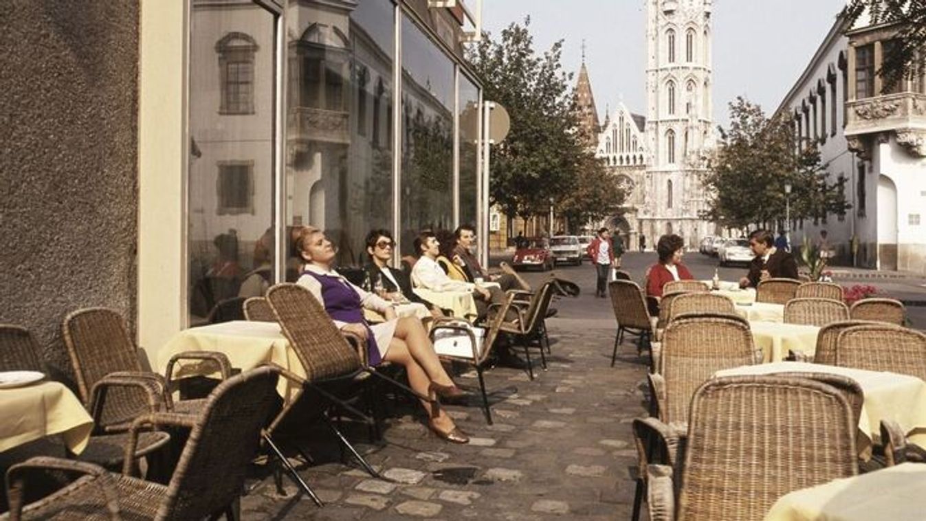 Trabantok a macskaköves utcákon - Retró képgaléria Budapest I. kerületéről
