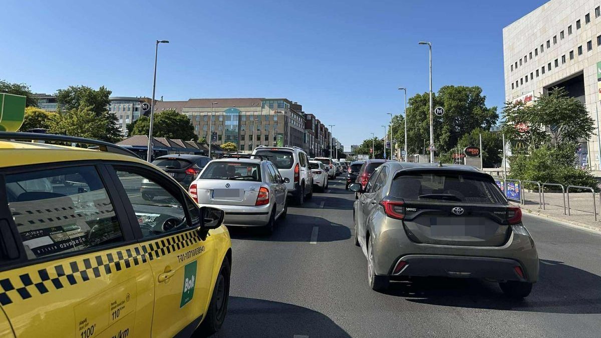 Totális káosz Budapesten: dugók, lezárt rakpart és tömeges kiakadás