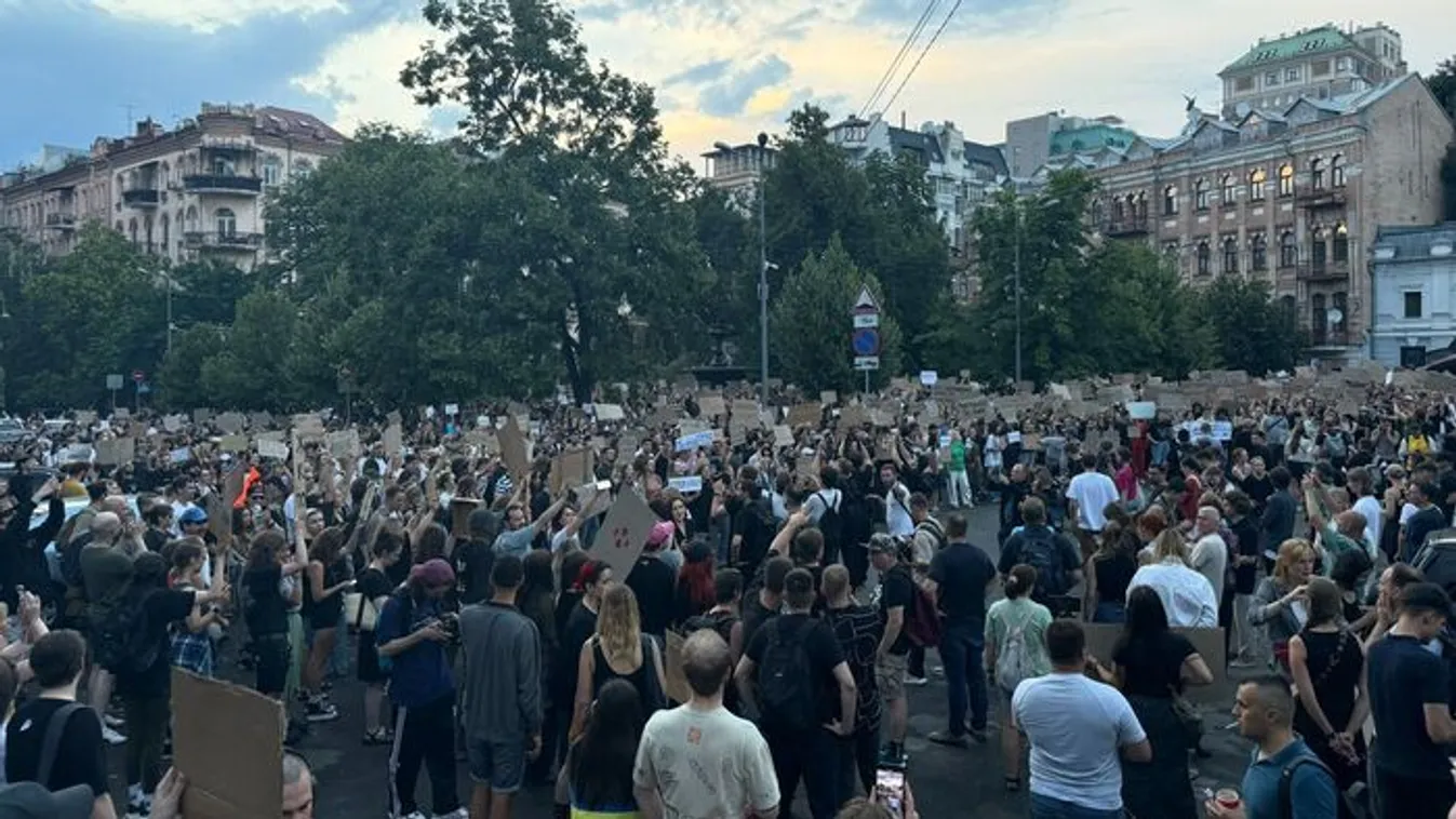 Ukrajna-szerte Zelenszkij ellenes tüntetések robbantak ki