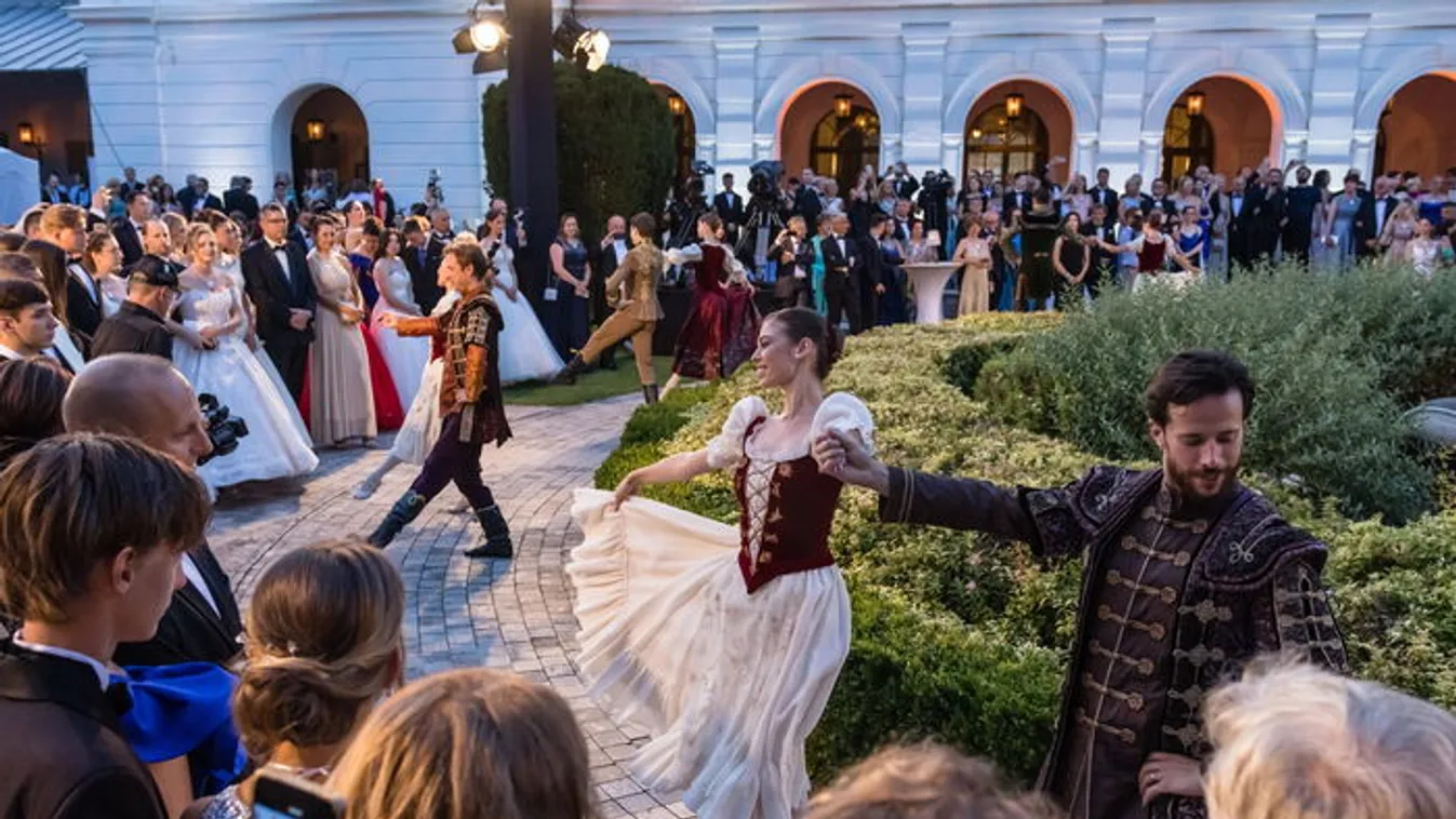 Ő lett a füredi Anna-bál szépe! Fotón az álomszép Laura